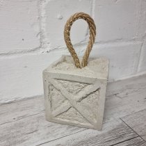 Türstopper aus Beton mit Relief in X Form