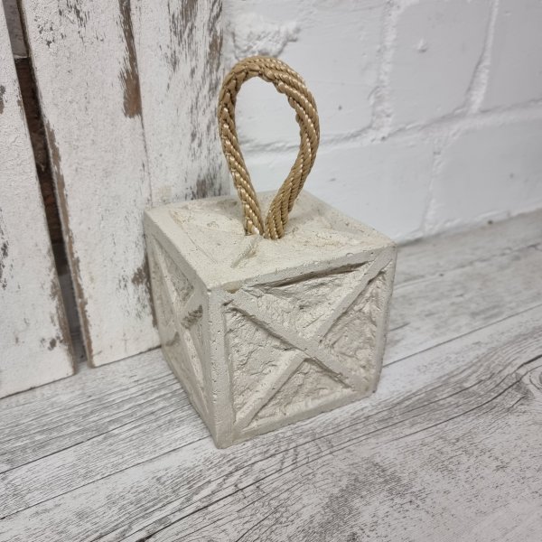 Türstopper aus Beton mit Relief in X Form